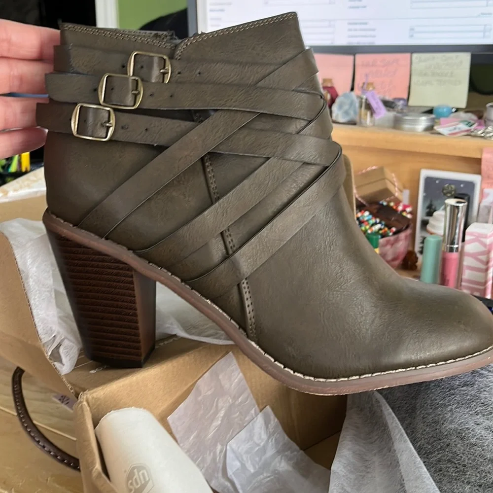 NIB-NWT Journee Collection Footwear - Picture 1 of 8